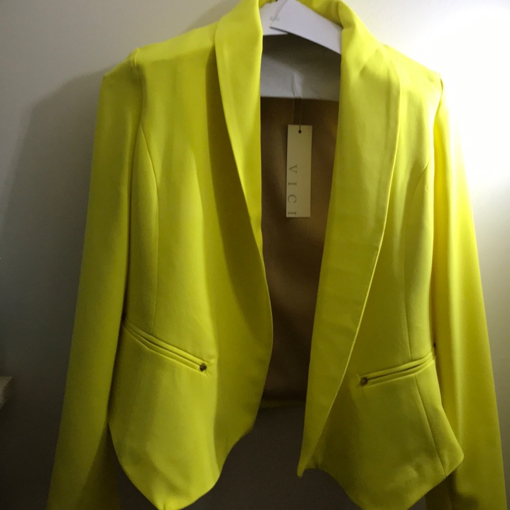 Woman’s yellow Evenuel blazer